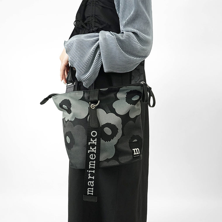 marimekko レディース メンズ ショルダーバッグ CARRY ALL UNIKKO 094634 GREY DARK GREY BLACK グレー ダークグレー ブラック 990