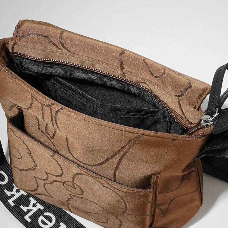 marimekko レディース メンズ ショルダーバッグ MINI MESSENGER PIIRTO UNIKKO 093945 ブラウン 890