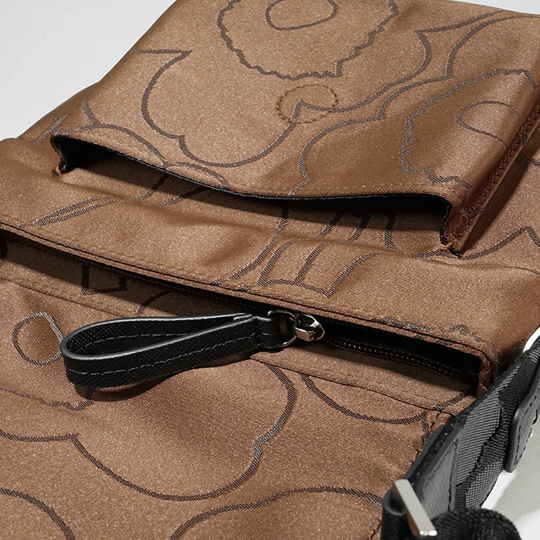 marimekko レディース メンズ ショルダーバッグ MINI MESSENGER PIIRTO UNIKKO 093945 ブラウン 890