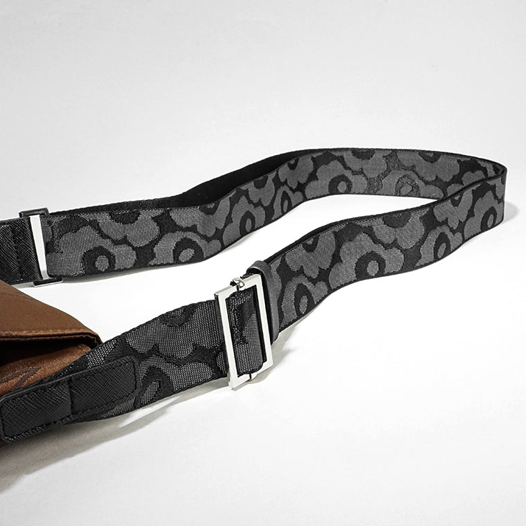 marimekko レディース メンズ ショルダーバッグ MINI MESSENGER PIIRTO UNIKKO 093945 ブラウン 890