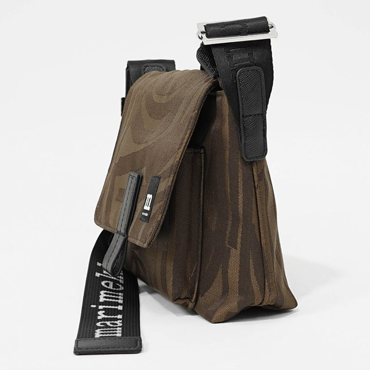 marimekko レディース メンズ ショルダーバッグ MINI MESSENGER JOKURAITA 094608 BROWN DARK BROWN ブラウン ダークブラウン 880