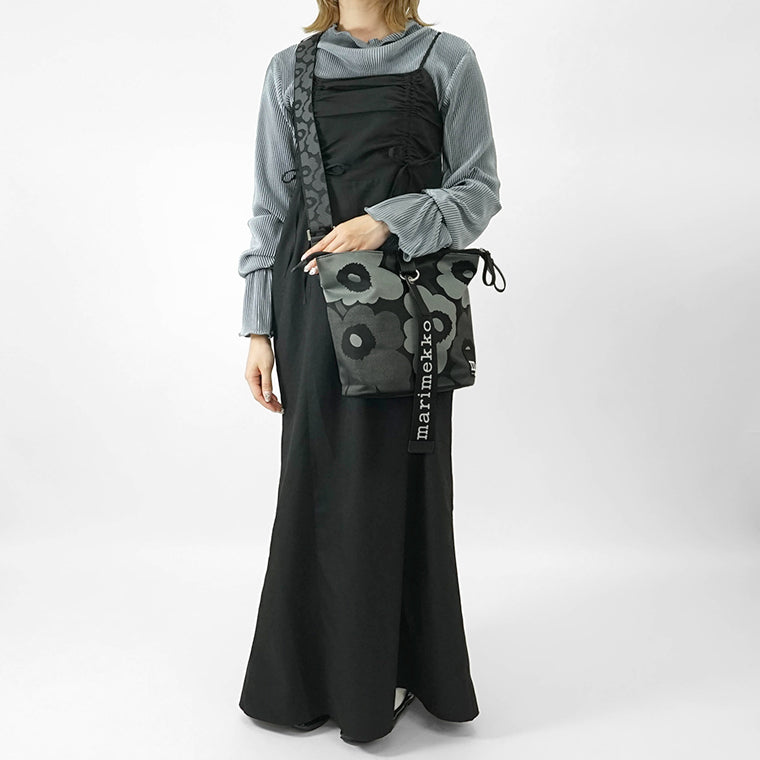 marimekko レディース メンズ ショルダーバッグ CARRY ALL UNIKKO 094634 GREY DARK GREY BLACK グレー ダークグレー ブラック 990