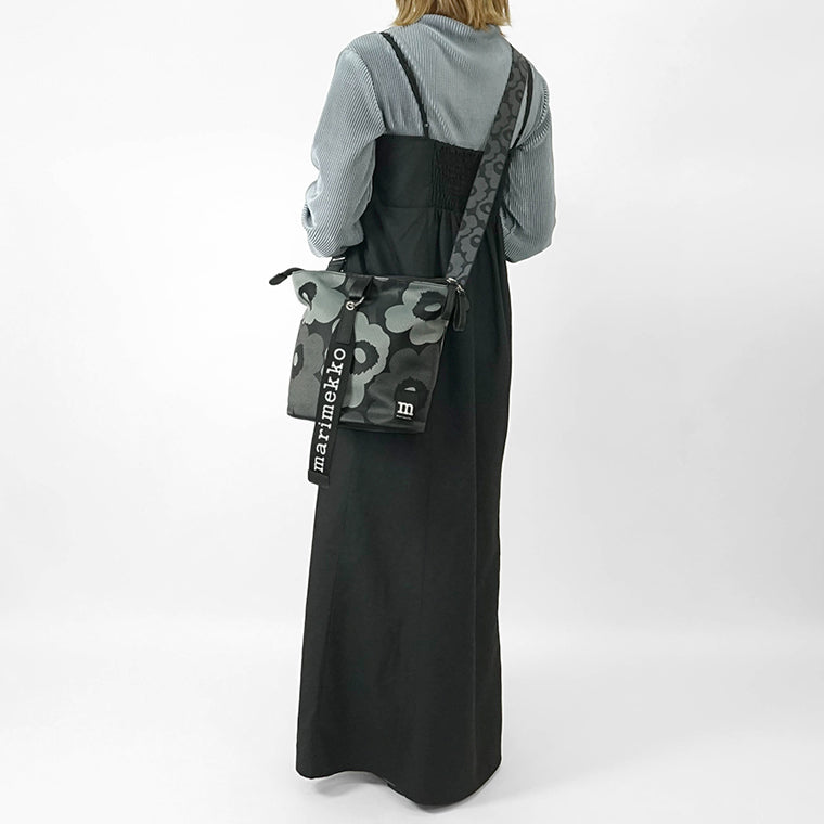 marimekko レディース メンズ ショルダーバッグ CARRY ALL UNIKKO 094634 GREY DARK GREY BLACK グレー ダークグレー ブラック 990