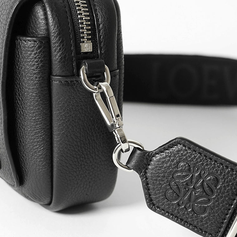 LOEWE メンズ ショルダーバッグ SMALL PEBBLE MESSENGER BAG BANBPCBX01 BLACK ブラック 1100