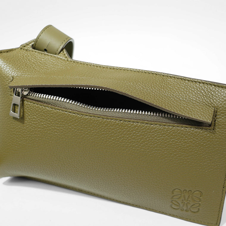 LOEWE メンズ ワンショルダーバッグ VERTICAL T POCKET C660P02X01 OLIVE オリーブ 8795