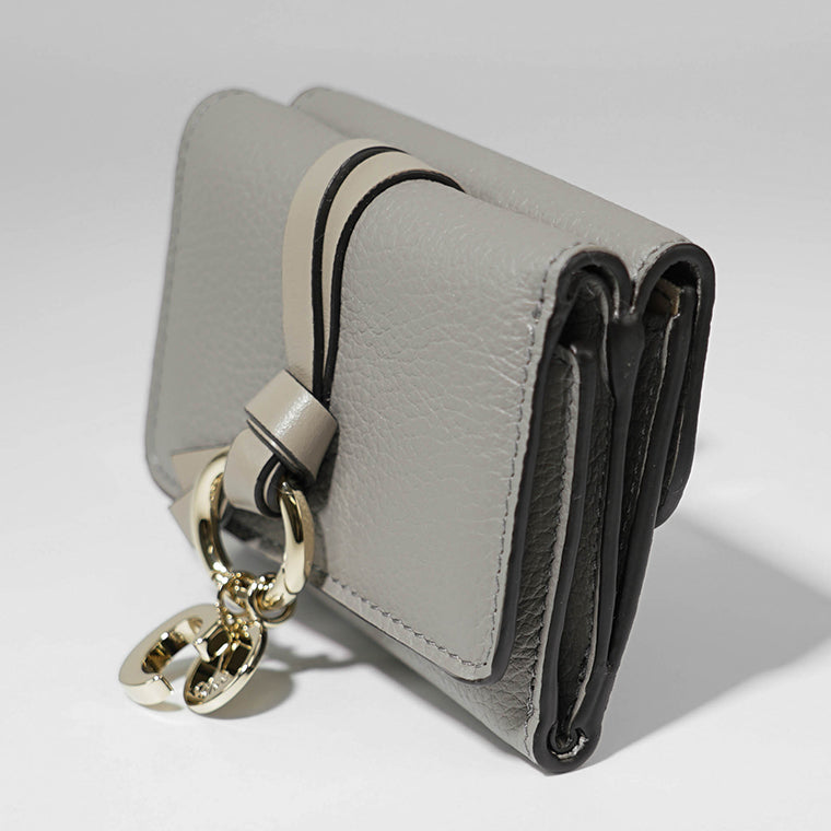 CHLOE グレー　クロコ　レザー　トライフォールド グレインレザー製Alphabetスモールトリフォールド グレー - Chloé