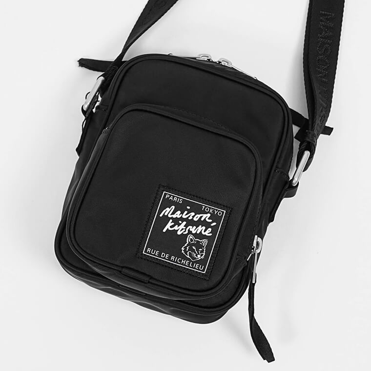 MAISON KITSUNE メンズ レディース ショルダーバッグ THE TRAVELLER CROSSBODY POUCH MM05165 WQ1001 BLACK ブラック P199