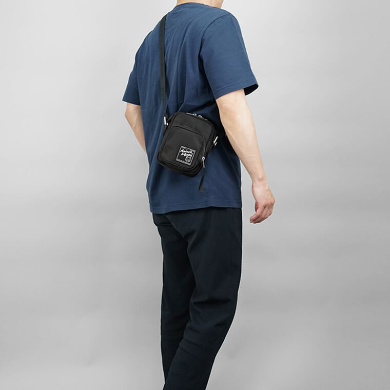 MAISON KITSUNE メンズ レディース ショルダーバッグ THE TRAVELLER CROSSBODY POUCH MM05165 WQ1001 BLACK ブラック P199