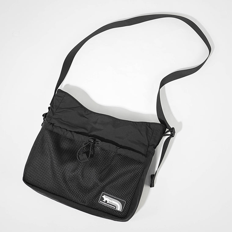 MAISON KITSUNE ショルダーバッグ FLASH FOX MESSENGER NM05172 WQ4034 BLACK ブラック P199