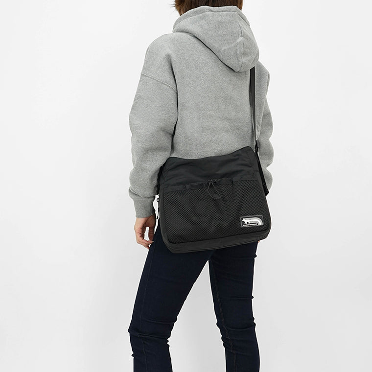 MAISON KITSUNE ショルダーバッグ FLASH FOX MESSENGER NM05172 WQ4034 BLACK ブラック P199