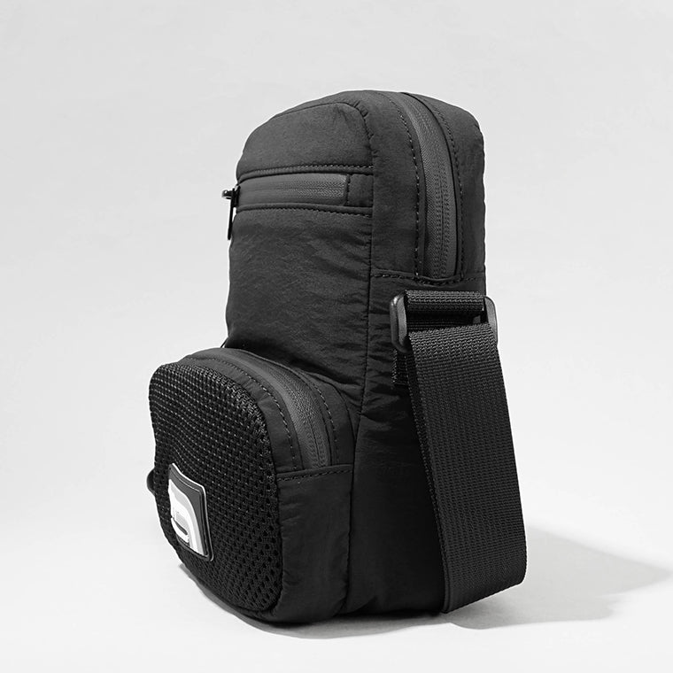 MAISON KITSUNE メンズ レディース ショルダーバッグ FLASH FOX CROSSBODY POUCH OM05174 WQ4034 BLACK ブラック P199