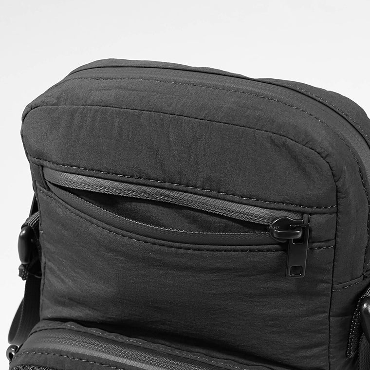MAISON KITSUNE メンズ レディース ショルダーバッグ FLASH FOX CROSSBODY POUCH OM05174 WQ4034 BLACK ブラック P199
