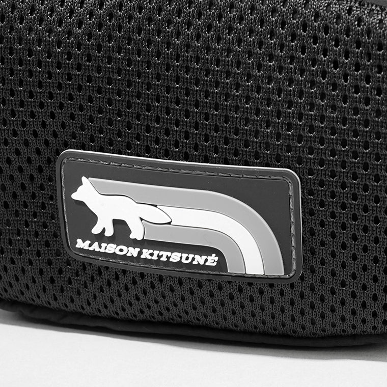 MAISON KITSUNE メンズ レディース ショルダーバッグ FLASH FOX CROSSBODY POUCH OM05174 WQ4034 BLACK ブラック P199