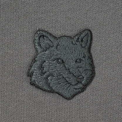 MAISON KITSUNE メンズ ジップアップパーカー FOX HEAD ZIPPED OVERSIZE HOODIE PM02138 KM0340 CHARCOAL チャコール P180
