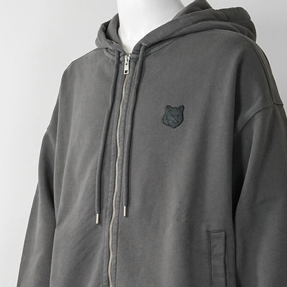 MAISON KITSUNE メンズ ジップアップパーカー FOX HEAD ZIPPED OVERSIZE HOODIE PM02138 KM0340 CHARCOAL チャコール P180