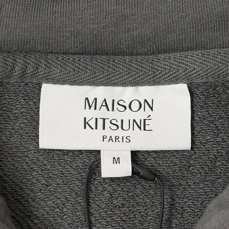 MAISON KITSUNE メンズ ジップアップパーカー FOX HEAD ZIPPED OVERSIZE HOODIE PM02138 KM0340 CHARCOAL チャコール P180