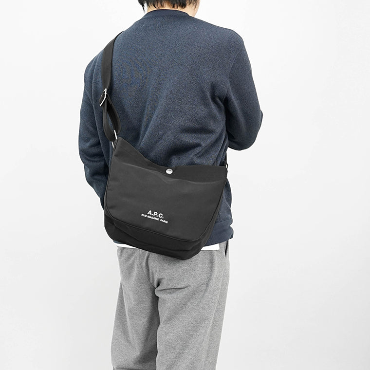 A.P.C. メンズ レディース ショルダーバッグ JOURNAL SMALL PSAKR M67010 NOIR ブラック LZZ