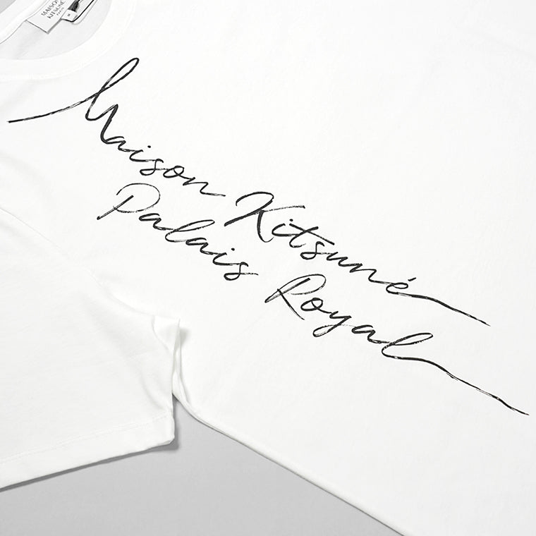 【2026SS SUMMER SALE】MAISON KITSUNE メンズ Tシャツ POETIC SCRIPT LIGHT REGULAR TEE SHIRT QM00113 KJ7036 WHITE オフホワイト P100