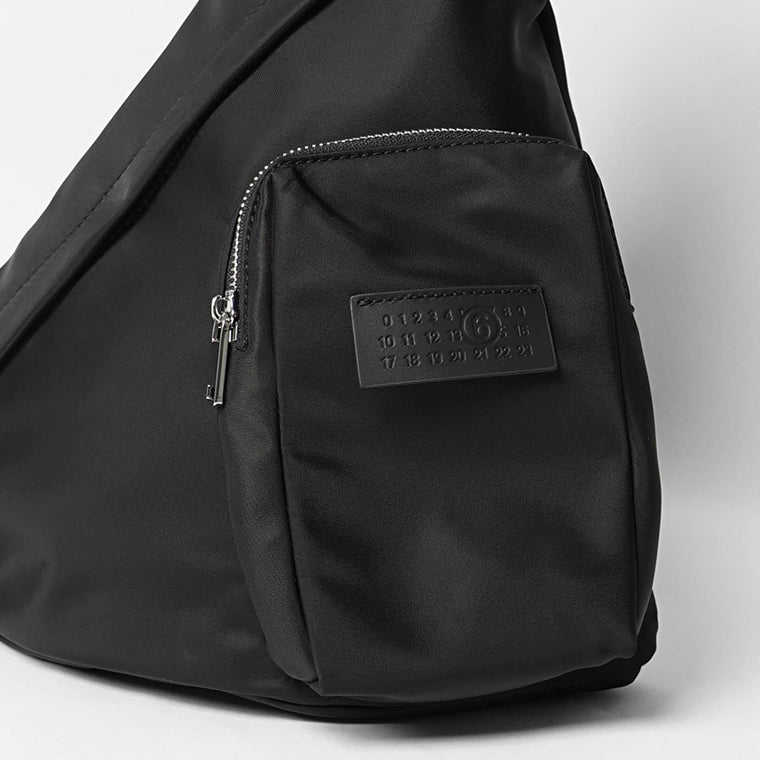 MM6 Maison Margiela レディース メンズ ワンショルダーバッグ NUMERIC SLING BACKPACK SB5WG0019 P8504 ブラック T8013