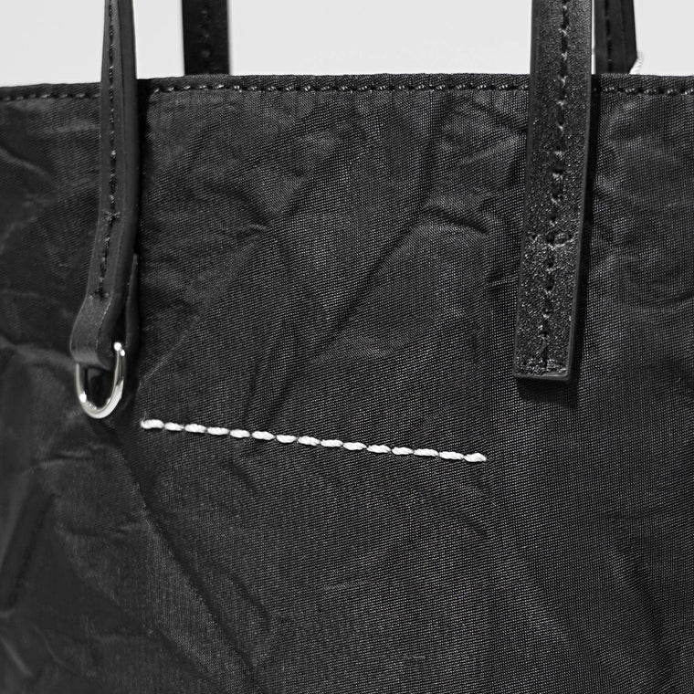 Maison Margiela ブラック ショルダーバッグ Maison Margiela メゾン マルジェラ ショルダーバッグ 型押し