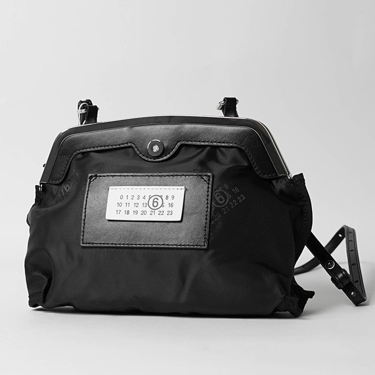 MM6 Maison Margiela レディース ショルダーバッグ REVERSE POCHETTE MINI SB6WF0008 P8503 BLACK BLACK ブラック HA751