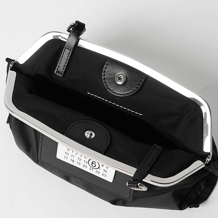 MM6 Maison Margiela レディース ショルダーバッグ REVERSE POCHETTE MINI SB6WF0008 P8503 BLACK BLACK ブラック HA751