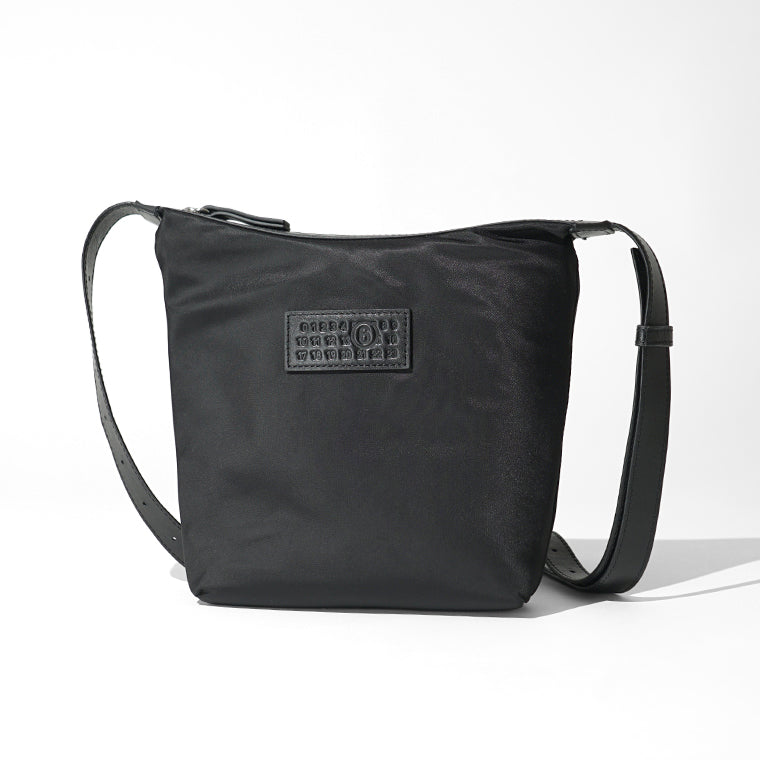 【SUMMER FINAL SALE】 MM6 Maison Margiela メンズ ショルダーバッグ NUMERIC NYLON VERTICAL CROSSBODY BAG SB6WG0026 P9062 BLACK ブラック T8013