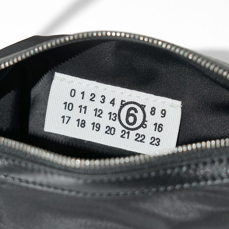 【SUMMER FINAL SALE】 MM6 Maison Margiela メンズ ショルダーバッグ NUMERIC NYLON VERTICAL CROSSBODY BAG SB6WG0026 P9062 BLACK ブラック T8013
