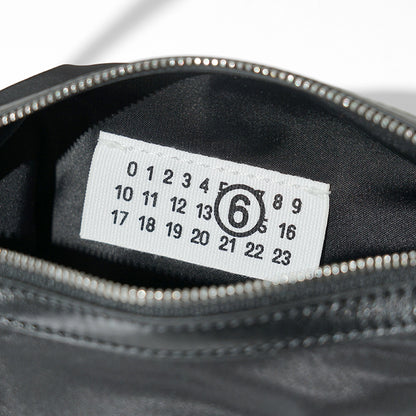 【SUMMER FINAL SALE】 MM6 Maison Margiela メンズ ショルダーバッグ NUMERIC NYLON VERTICAL CROSSBODY BAG SB6WG0026 P9062 BLACK ブラック T8013