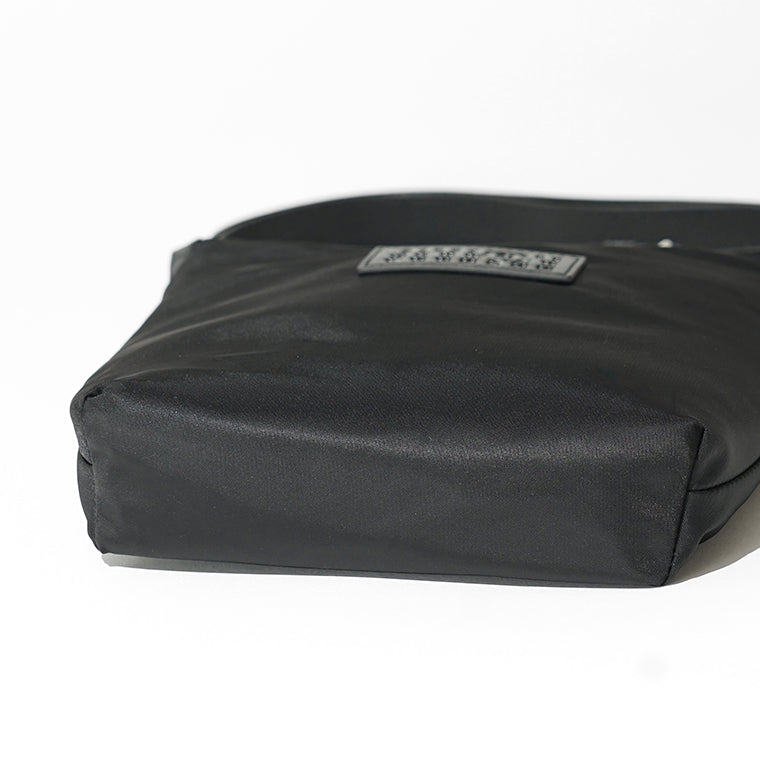【SUMMER FINAL SALE】 MM6 Maison Margiela メンズ ショルダーバッグ NUMERIC NYLON VERTICAL CROSSBODY BAG SB6WG0026 P9062 BLACK ブラック T8013