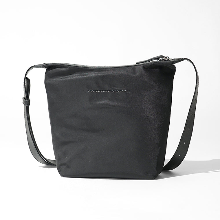 【SUMMER FINAL SALE】 MM6 Maison Margiela メンズ ショルダーバッグ NUMERIC NYLON VERTICAL CROSSBODY BAG SB6WG0026 P9062 BLACK ブラック T8013