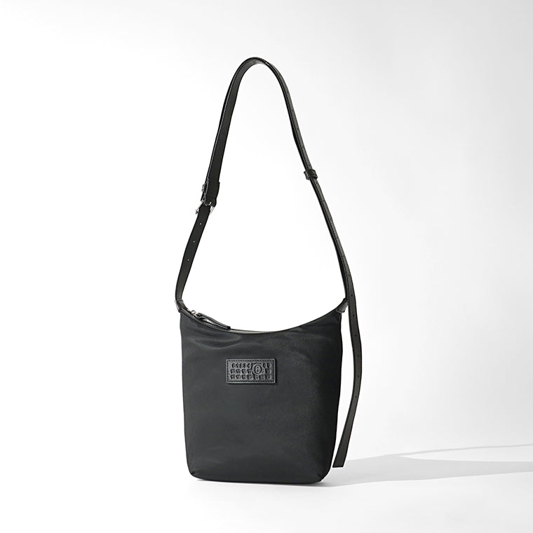 【SUMMER FINAL SALE】 MM6 Maison Margiela メンズ ショルダーバッグ NUMERIC NYLON VERTICAL CROSSBODY BAG SB6WG0026 P9062 BLACK ブラック T8013