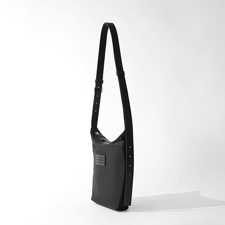 【SUMMER FINAL SALE】 MM6 Maison Margiela メンズ ショルダーバッグ NUMERIC NYLON VERTICAL CROSSBODY BAG SB6WG0026 P9062 BLACK ブラック T8013
