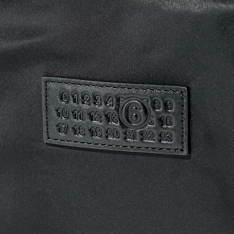 【SUMMER FINAL SALE】 MM6 Maison Margiela メンズ ショルダーバッグ NUMERIC NYLON VERTICAL CROSSBODY BAG SB6WG0026 P9062 BLACK ブラック T8013