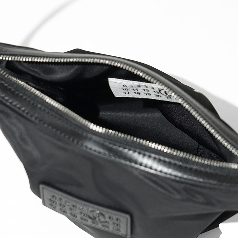 【SUMMER FINAL SALE】 MM6 Maison Margiela メンズ ショルダーバッグ NUMERIC NYLON VERTICAL CROSSBODY BAG SB6WG0026 P9062 BLACK ブラック T8013
