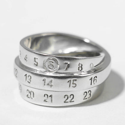 MM6 Maison Margiela メンズ リング TRIPLE LOGO NUMERIC SIGNATURE RING SM6UQ0073 P6627 シルバー 956