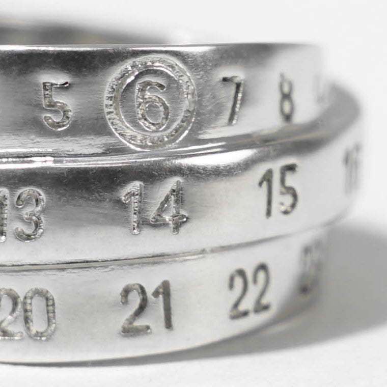 MM6 Maison Margiela メンズ リング TRIPLE LOGO NUMERIC SIGNATURE RING SM6UQ0073 P6627 シルバー 956