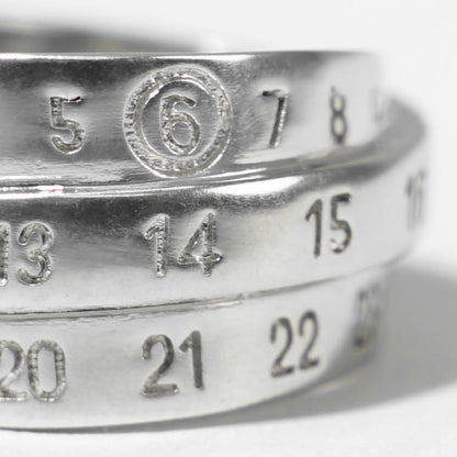 MM6 Maison Margiela メンズ リング TRIPLE LOGO NUMERIC SIGNATURE RING SM6UQ0073 P6627 シルバー 956