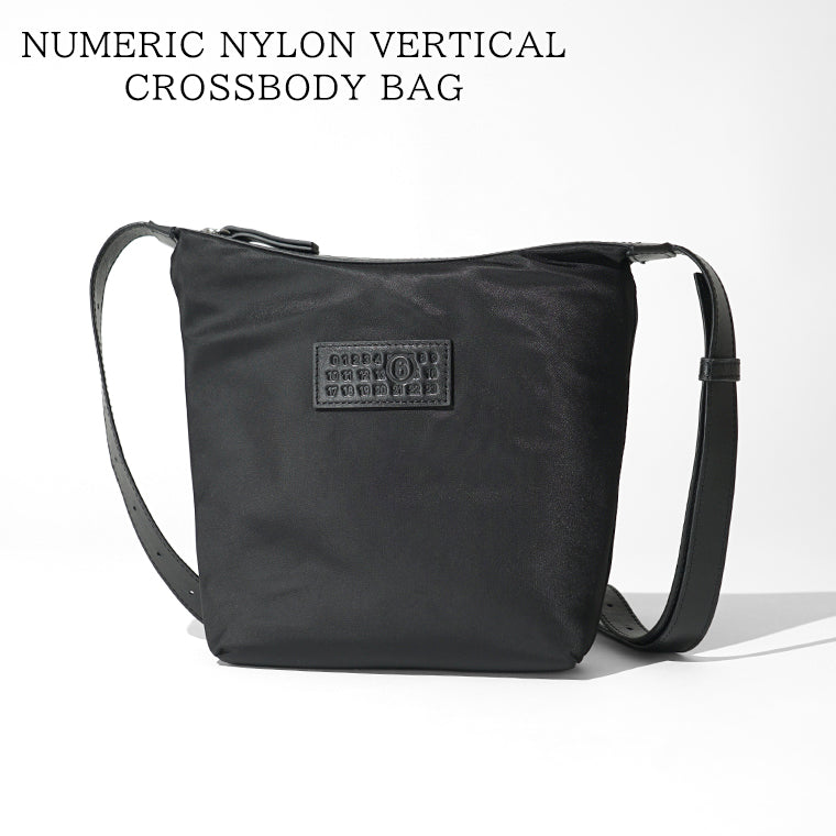 【SUMMER FINAL SALE】 MM6 Maison Margiela メンズ ショルダーバッグ NUMERIC NYLON VERTICAL CROSSBODY BAG SB6WG0026 P9062 BLACK ブラック T8013